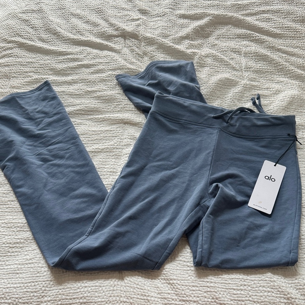 ALO Yoga Sway Boot Cut Sweatpant in Slate